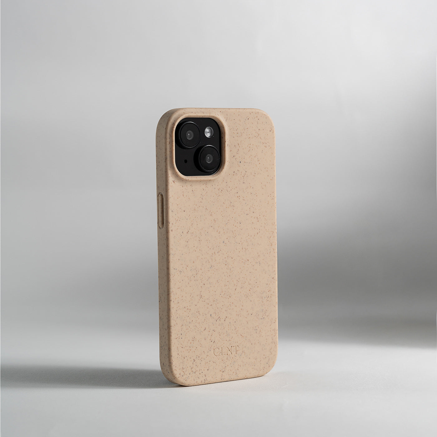 Stående detaljbilde av beige deksel til iPhone fra CLNT