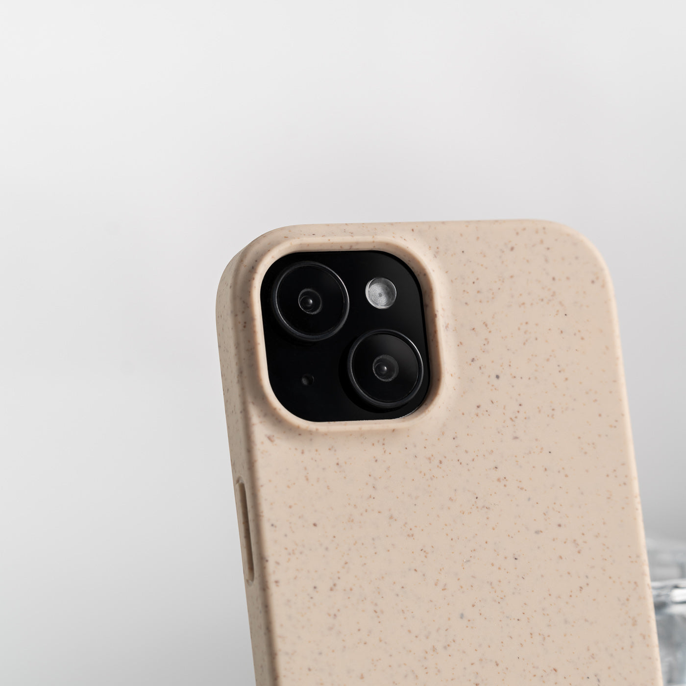 Nærbilde av beige mobildeksel til iPhone fra CLNT