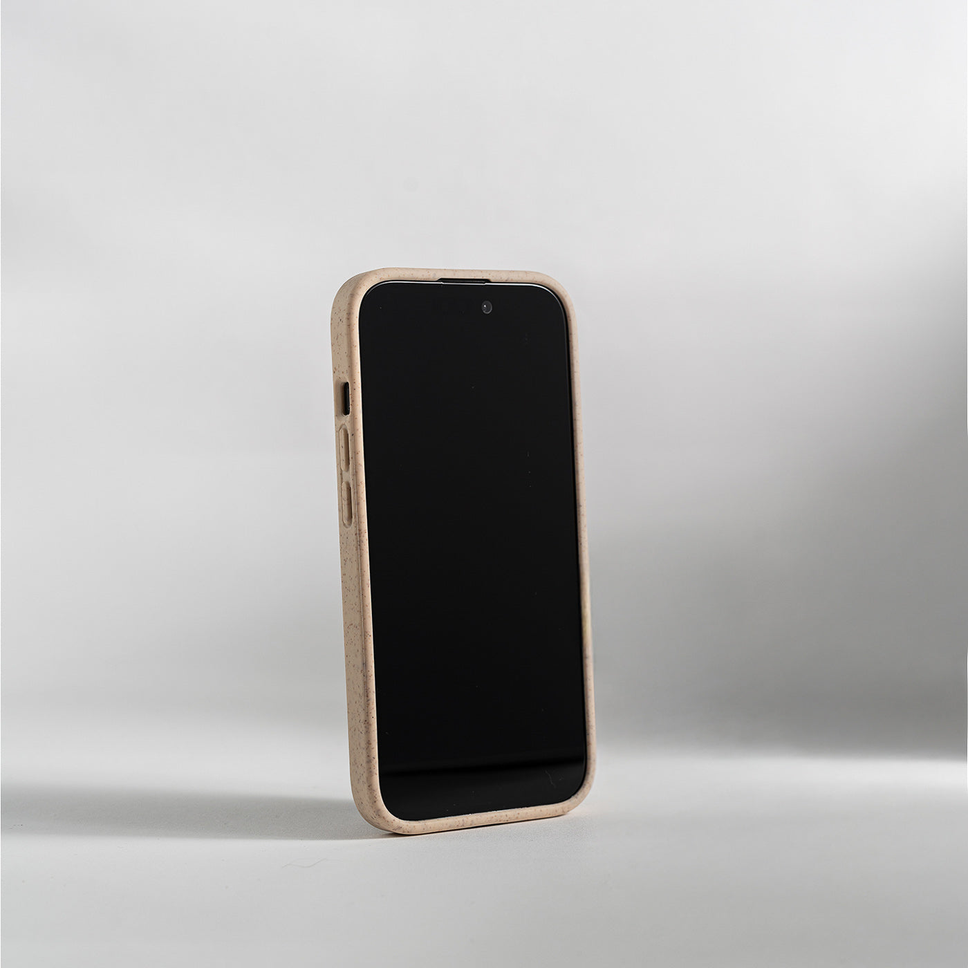Stående detaljbilde av beige deksel til iPhone fra CLNT