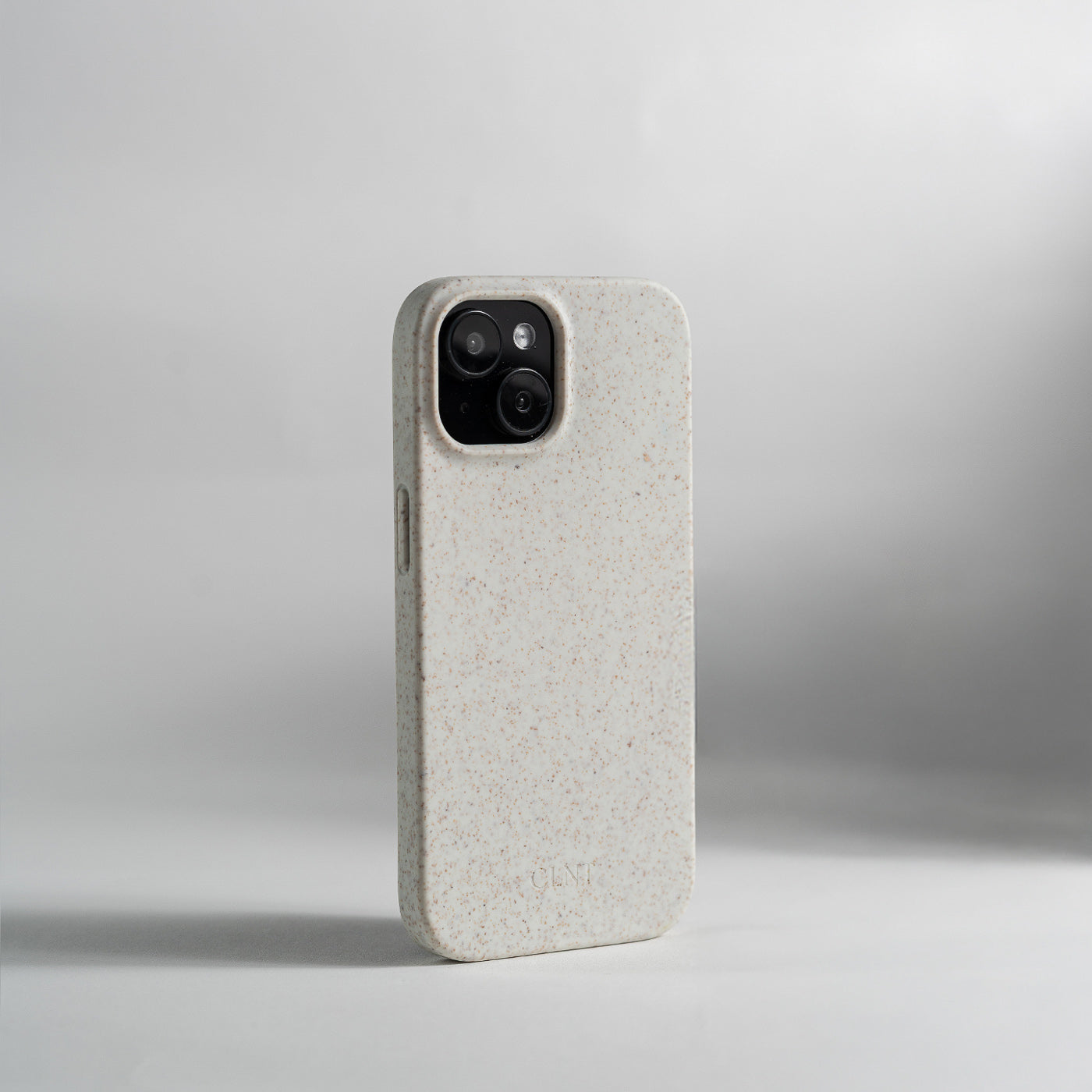 Stående detaljbilde av grått deksel til iPhone fra CLNT