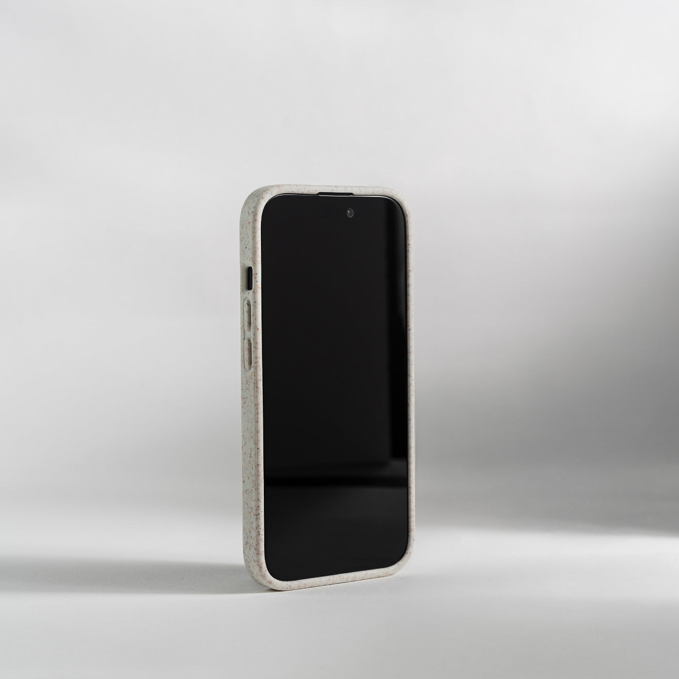 grått mobildeksel som viser mobildekselet fra CLNT på siden av en iphone