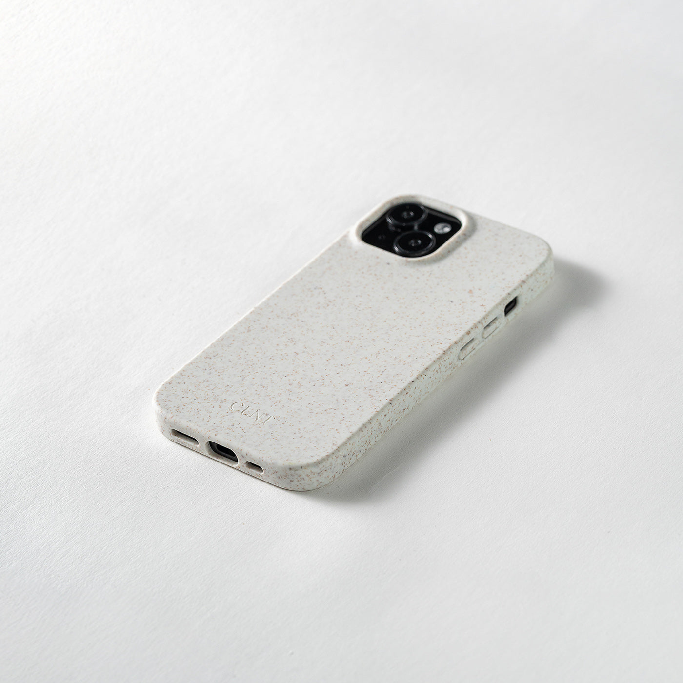 Nærbilde av grått mobildeksel til iPhone fra CLNT i fotostudio.