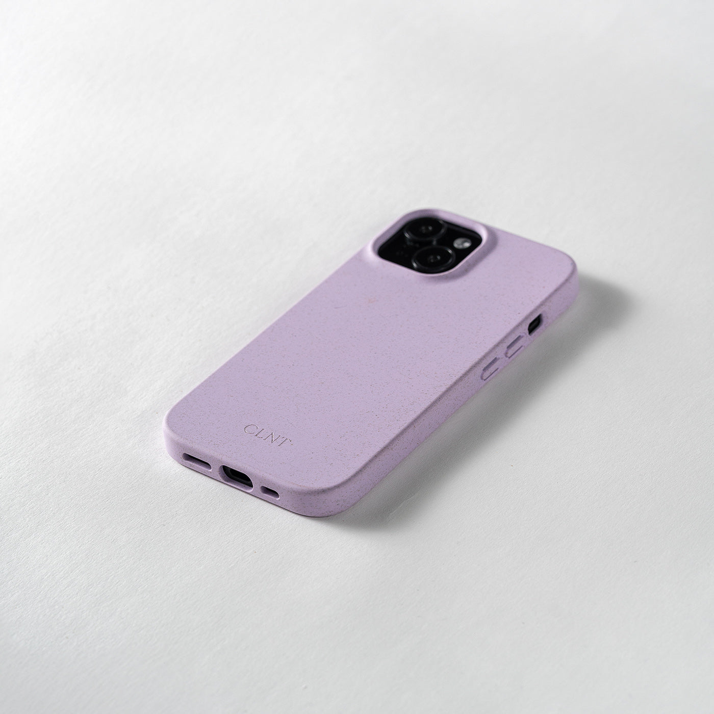 Nærbilde av lilla mobildeksel til iPhone fra CLNT i fotostudio.