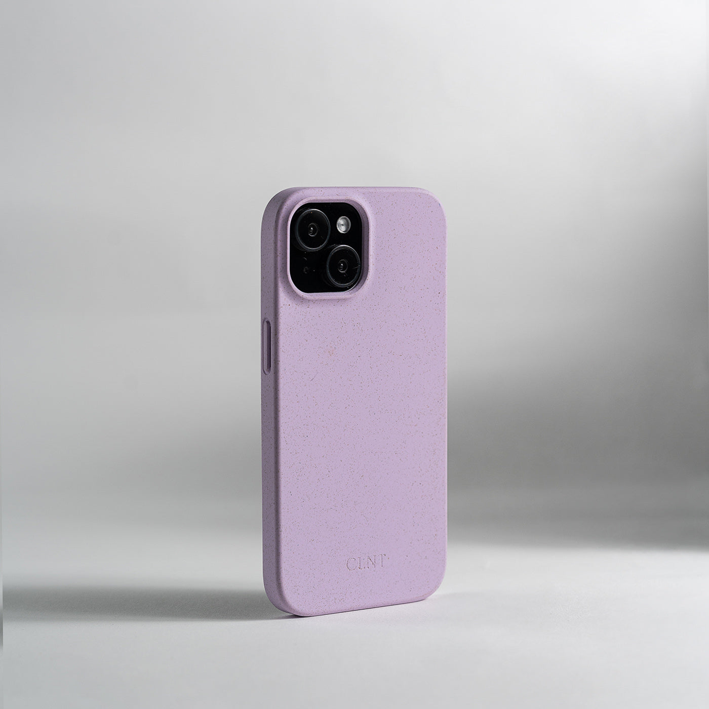 Stående detaljbilde av lilla deksel til iPhone fra CLNT