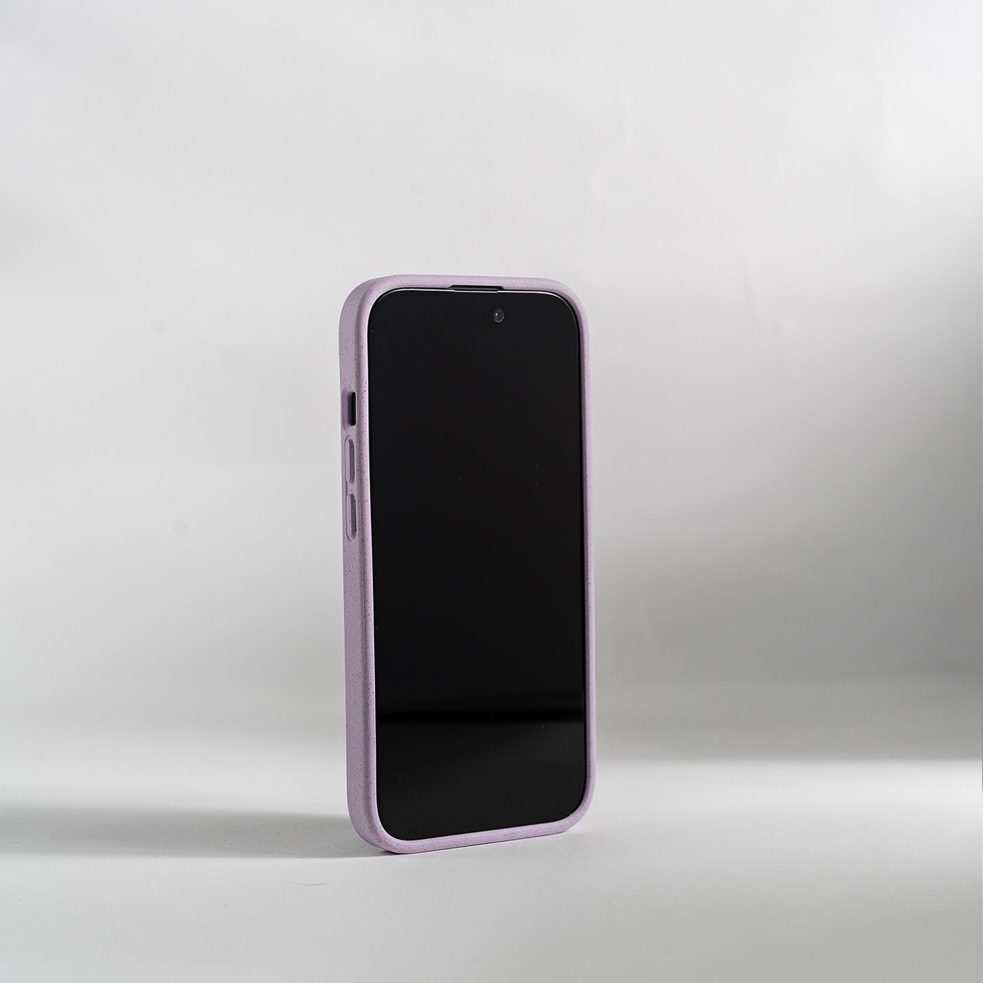 lilla deksel som viser mobildekselet fra CLNT på siden av en iphone