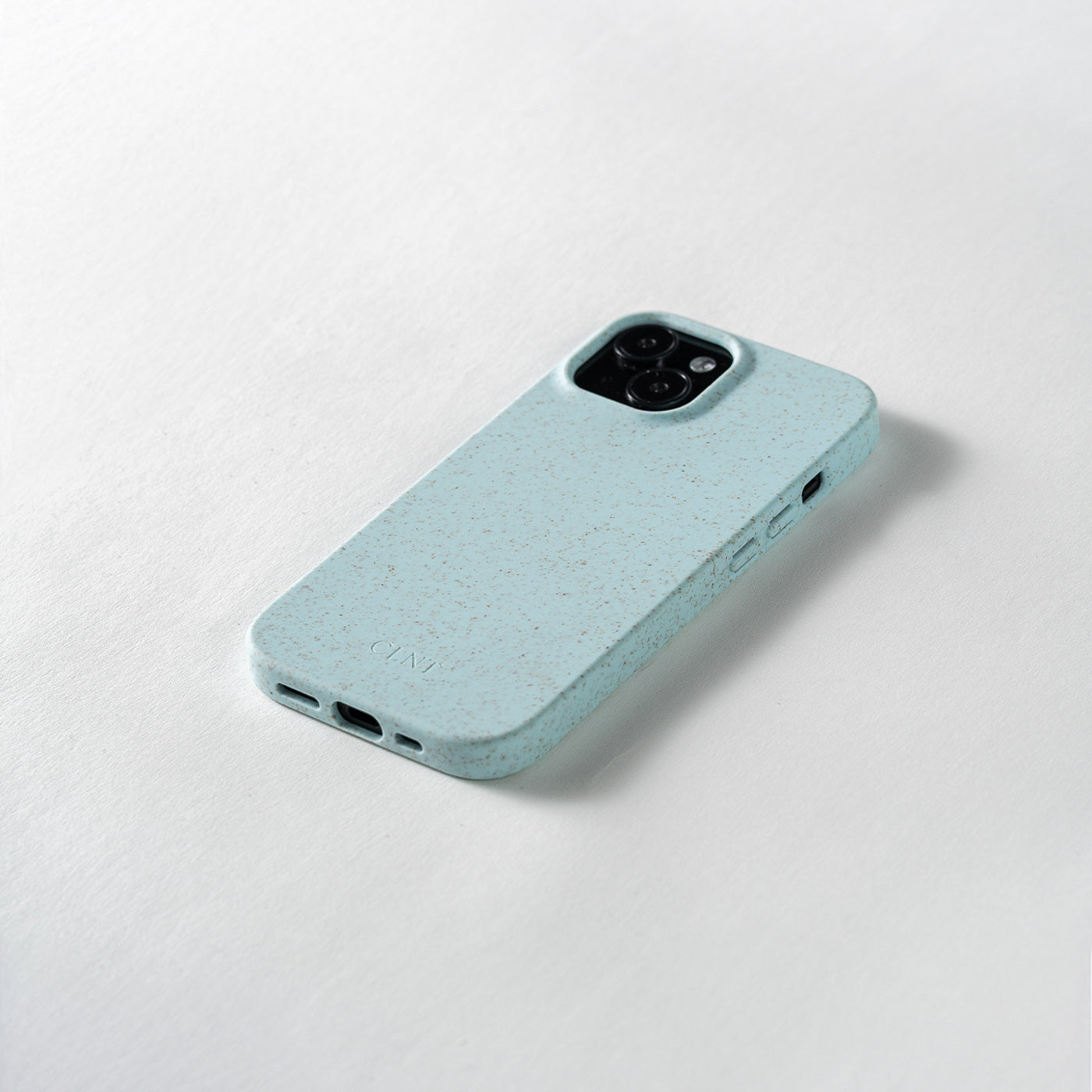 Nærbilde av lyseblått mobildeksel til iPhone fra CLNT i fotostudio.