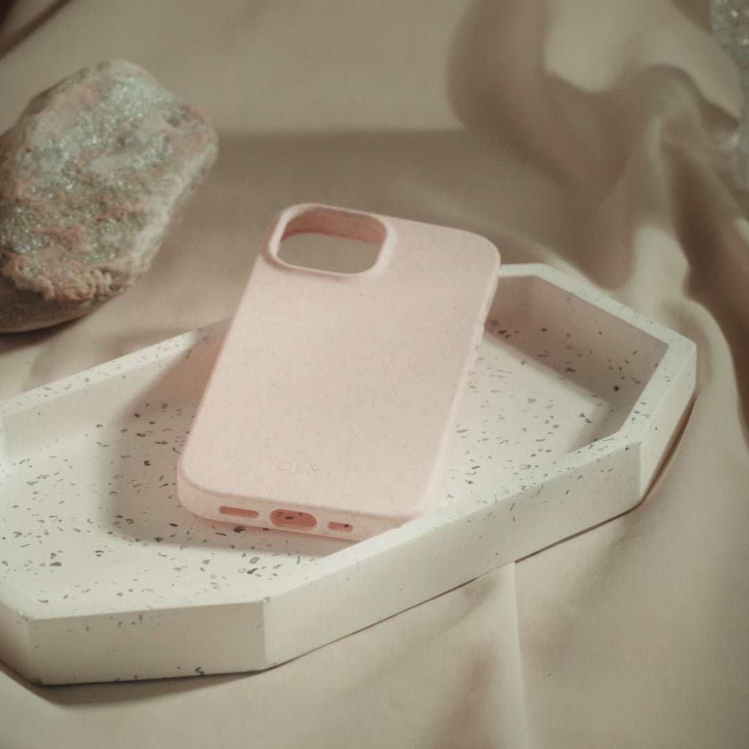 Video av rosa mobildeksel fra clnt  liggende på en beige duk i stilrene omgivelser