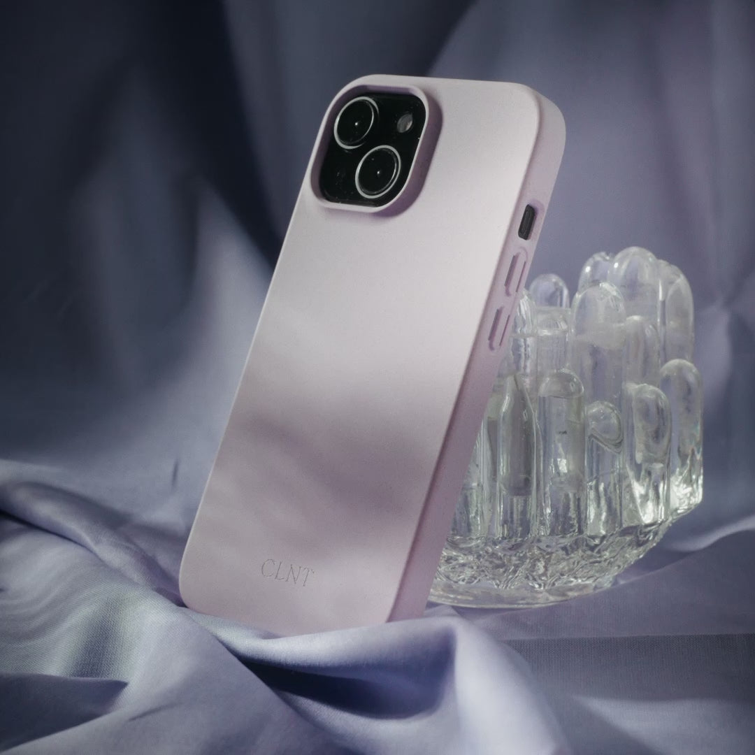 Video av et lilla deksel til iPhone fra CLNT - vises frem på en mørk lilla duk.