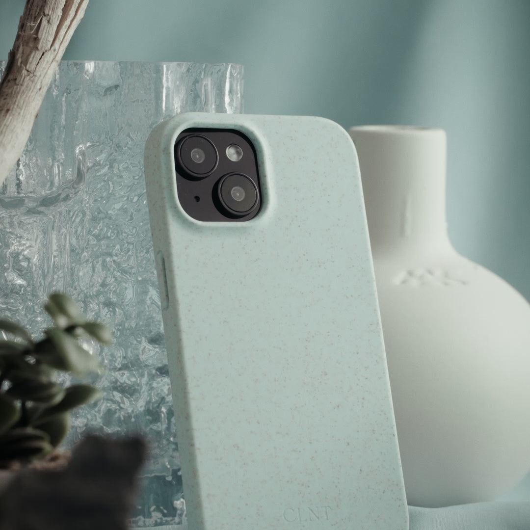 Video av lyseblått deksel til iPhone fra CLNT - vist på en lyseblå duk omgitt av marmorfat og glass