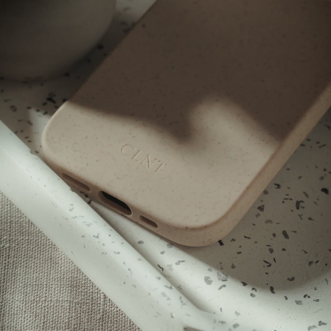Video av beige deksel til iPhone fra CLNT - vist på et marmorfat og på en trefjøl i sakte film.