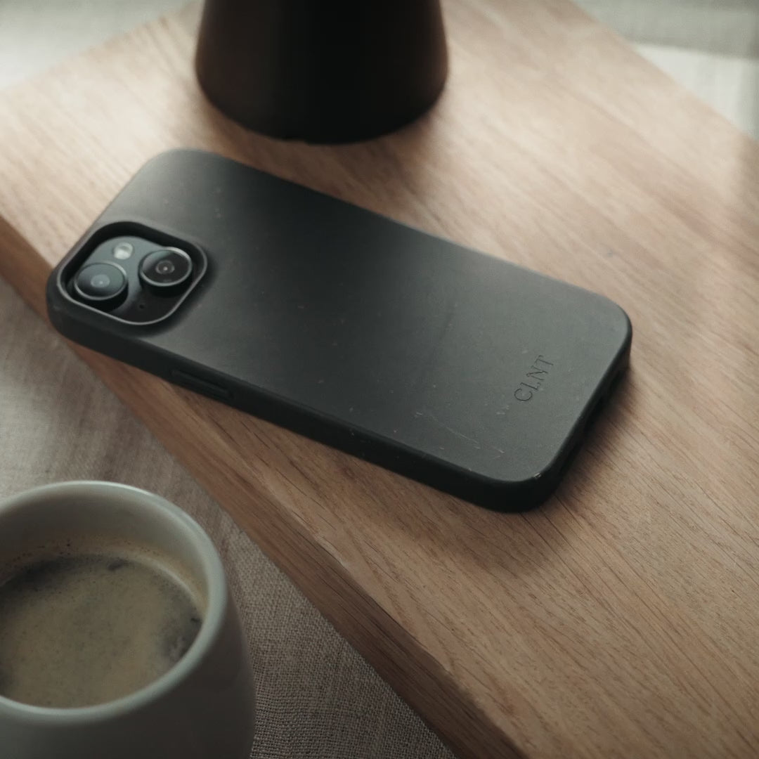 Video av svart deksel til iPhone fra CLNT - vist på en fjøl og opp mot en beige vase.