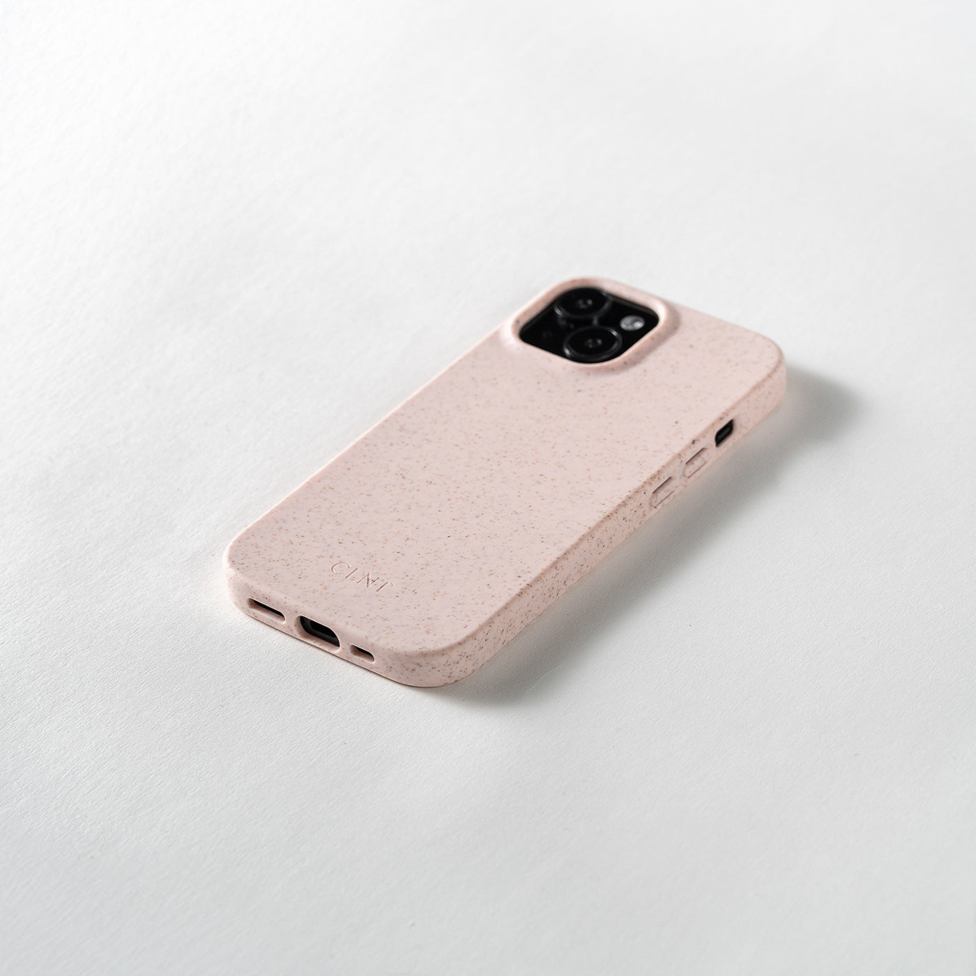 Nærbilde av rosa mobildeksel til iPhone fra CLNT i fotostudio.