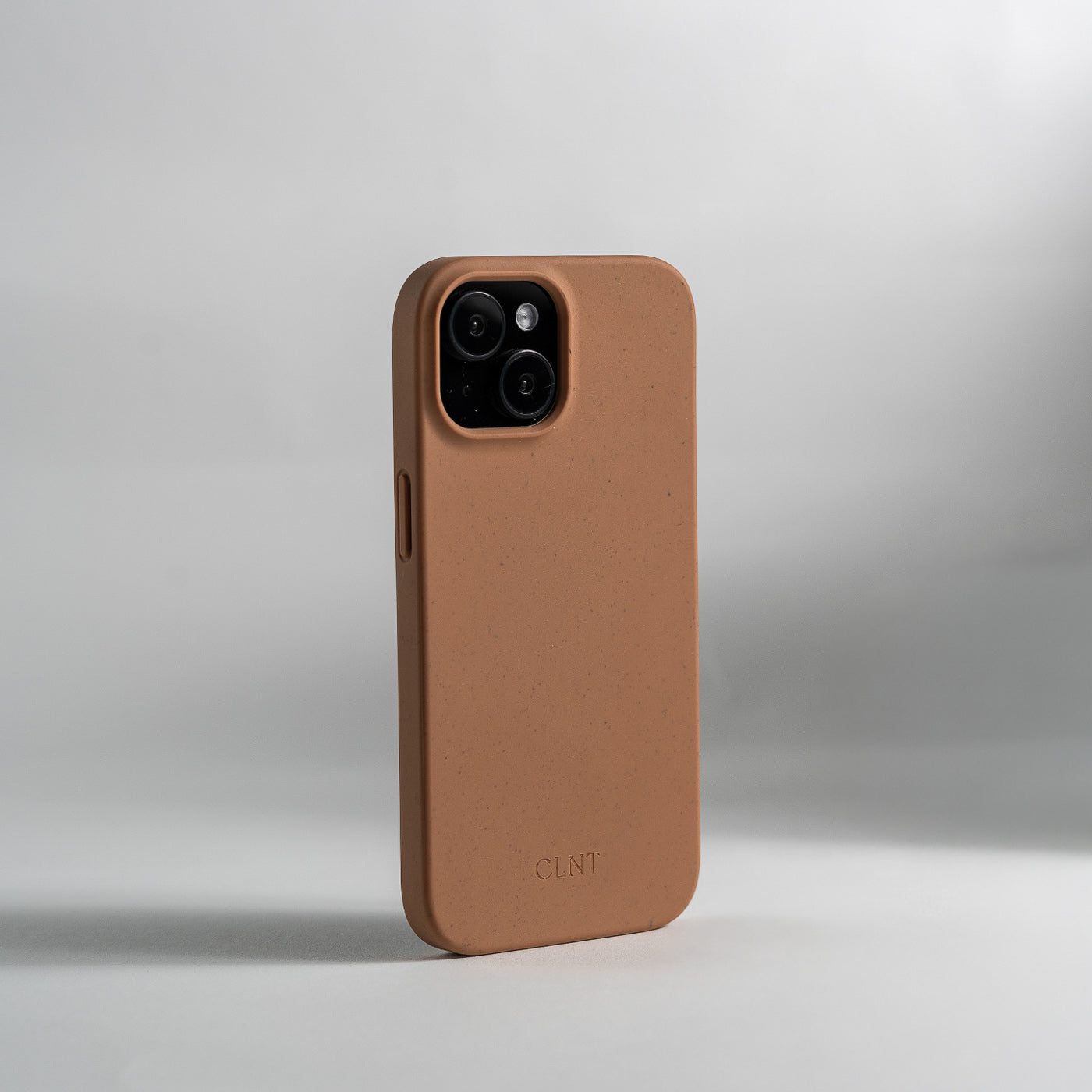 Stående detaljbilde av rustfarget deksel til iPhone fra CLNT