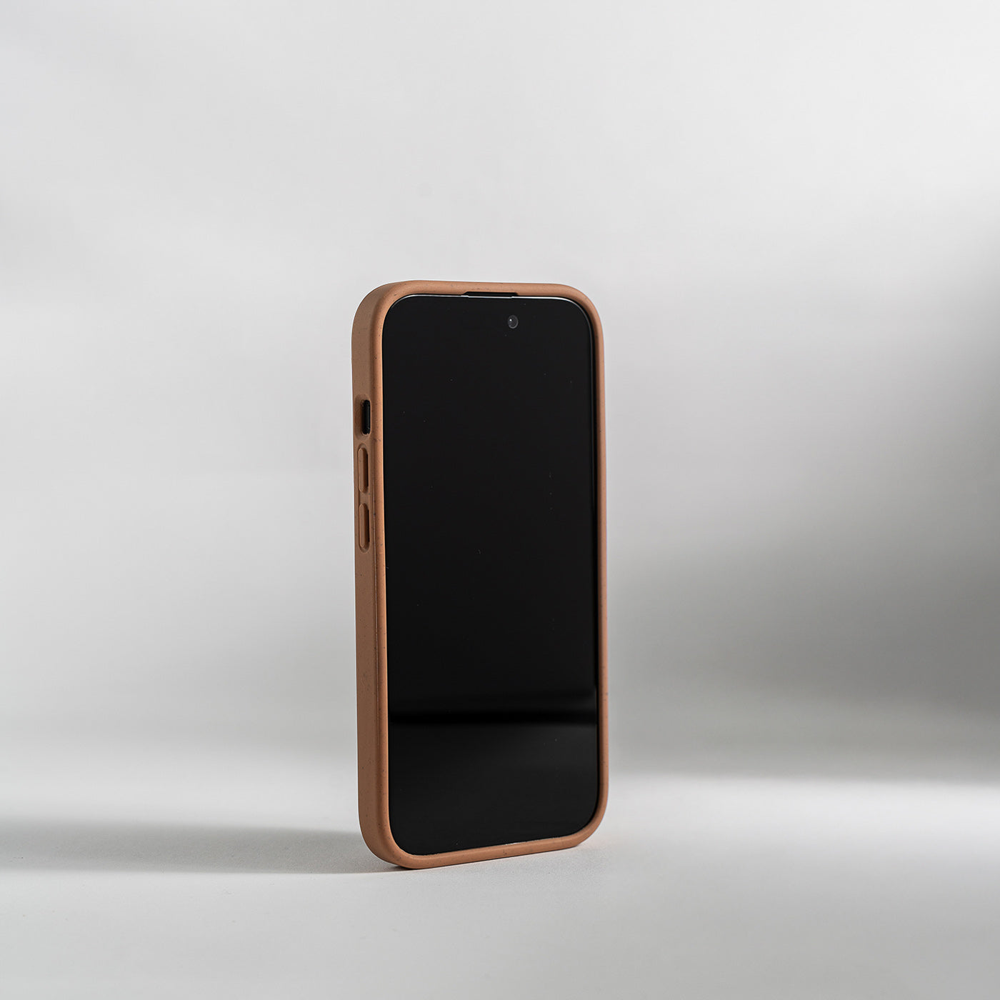 Rustfarget mobildeksel som viser mobildekselet fra CLNT på siden av en iPhone