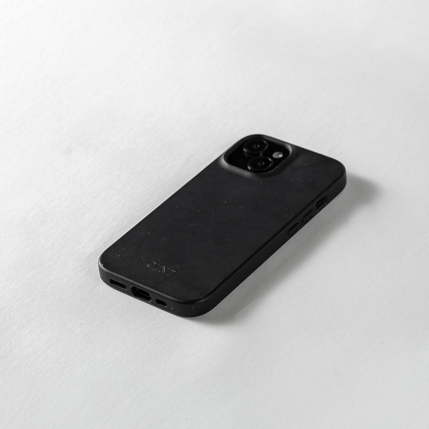 Nærbilde av svart mobildeksel til iPhone fra CLNT i fotostudio.