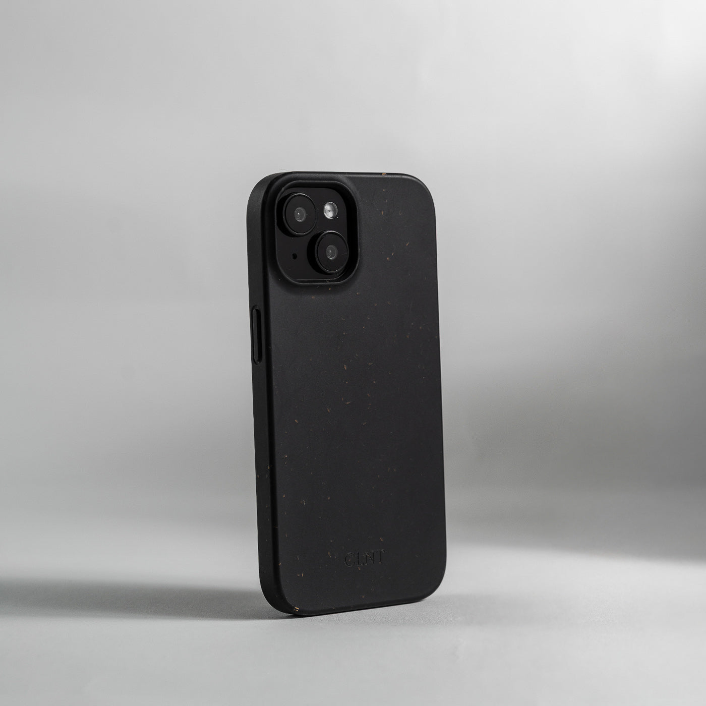 Stående detaljbilde av svart deksel til iPhone fra CLNT
