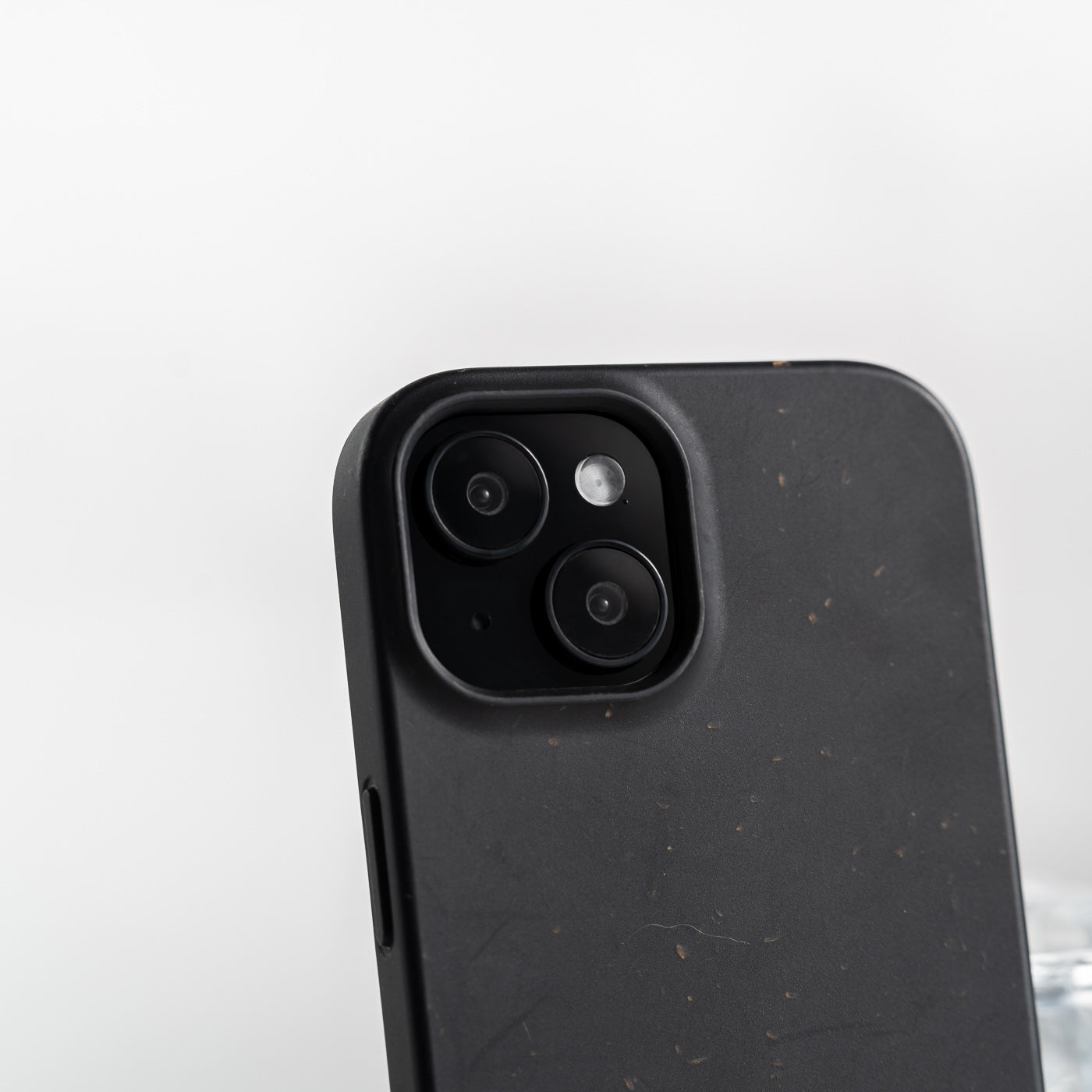 Nærbilde av svart mobildeksel til iPhone fra CLNT