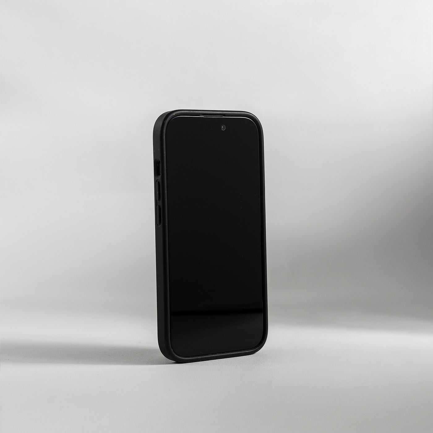Stående detaljbilde av svart deksel til iPhone fra CLNT