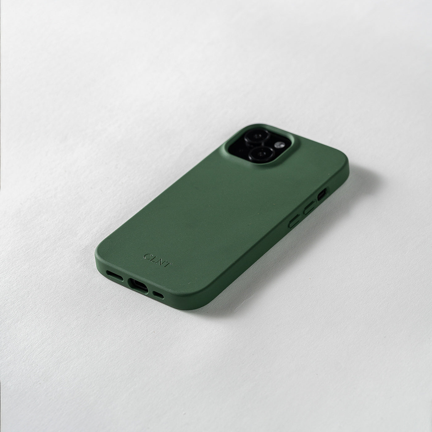 Nærbilde av gront mobildeksel til iPhone fra CLNT i fotostudio. 