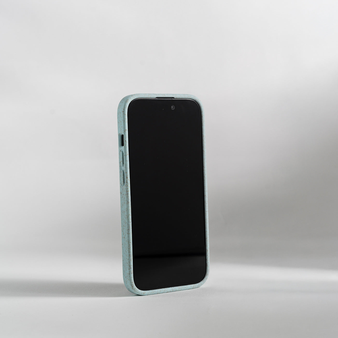 Lyseblått mobildeksel som viser mobildekselet fra CLNT på siden av en iPhone